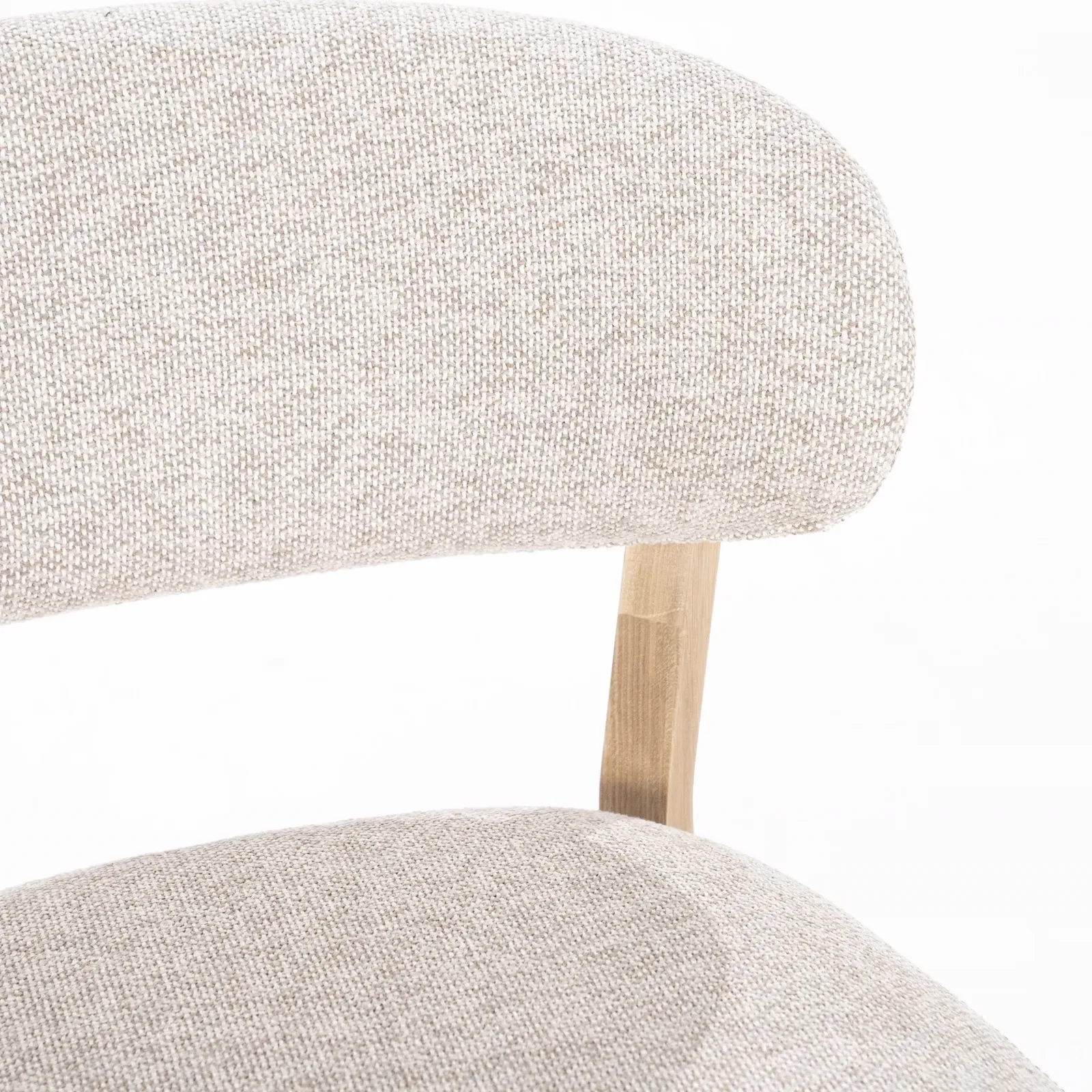 Nahaufnahme des beigefarbenen Stoffbezugs und eines naturfarbenen Holzbeins des Sessels Mikky Natur - Beige Moon - Eleonora