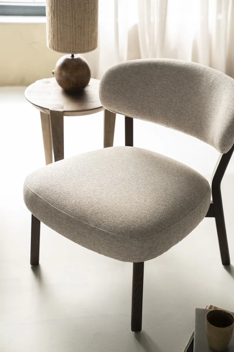 Sessel Mikky braun - taupe Moon in einem hellen Studio, aus der Nähe fotografiert - Eleonora