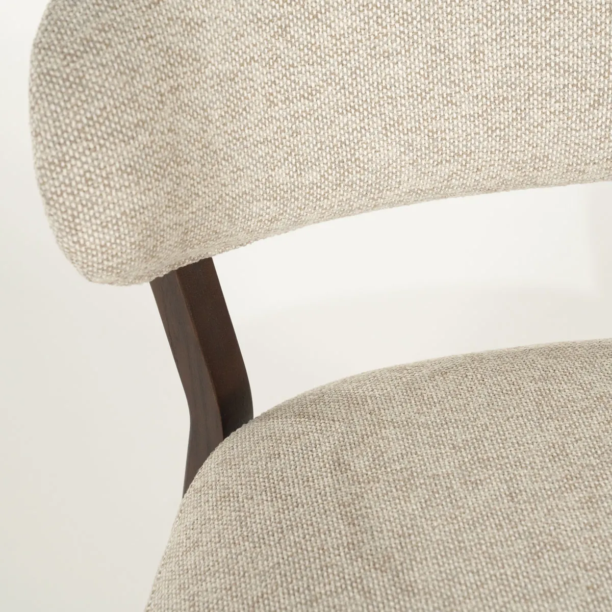 Detailansicht des Sessels Mikky braun - taupe Moon, mit dem taupe Moon Stoff und einem braunen Bein - Eleonora