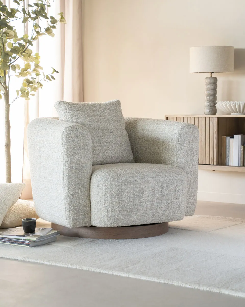 Sessel Jordan - beige Asti in einem hellen Wohnzimmer mit einer Pflanze und einem Beistelltisch - Eleonora