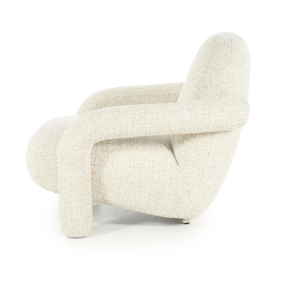 Sessel Monica - beige Asti, seitlich auf weißem Hintergrund aufgenommen - Eleonora