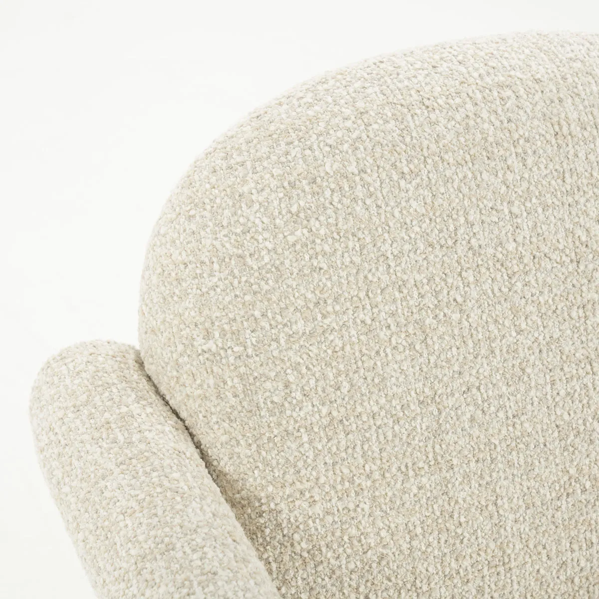 Detail des Sessel Monica - beige Asti, mit einer Nahaufnahme des beigen Stoffs und der Armlehne - Eleonora