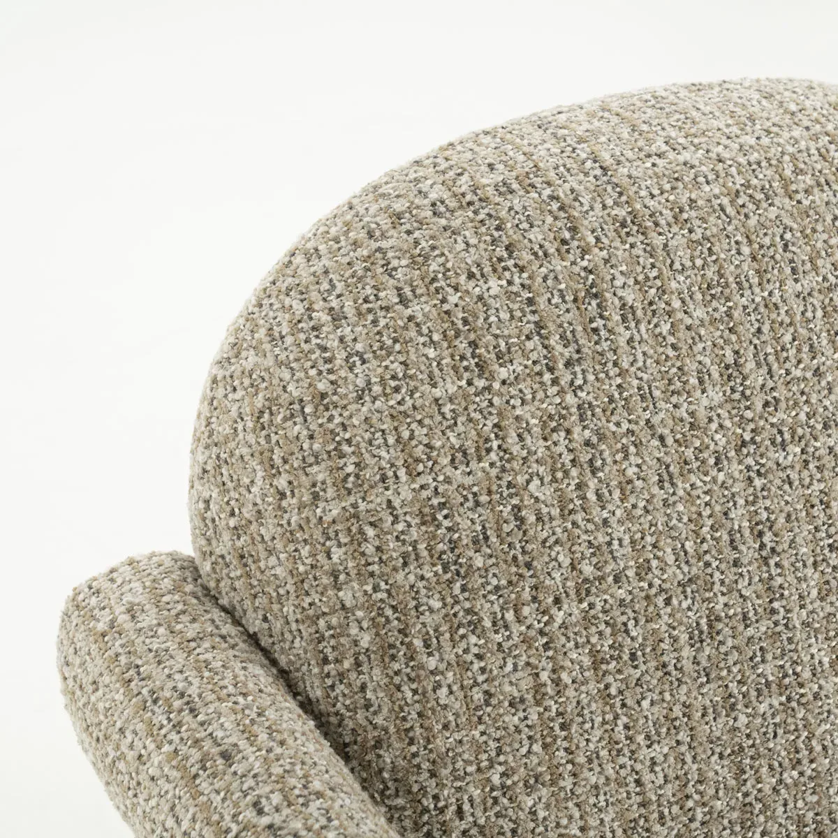 Detailaufnahme des Sessel Monica - Taupe Asti, mit Fokus auf die Textur des taupefarbenen Stoffbezugs - Eleonora