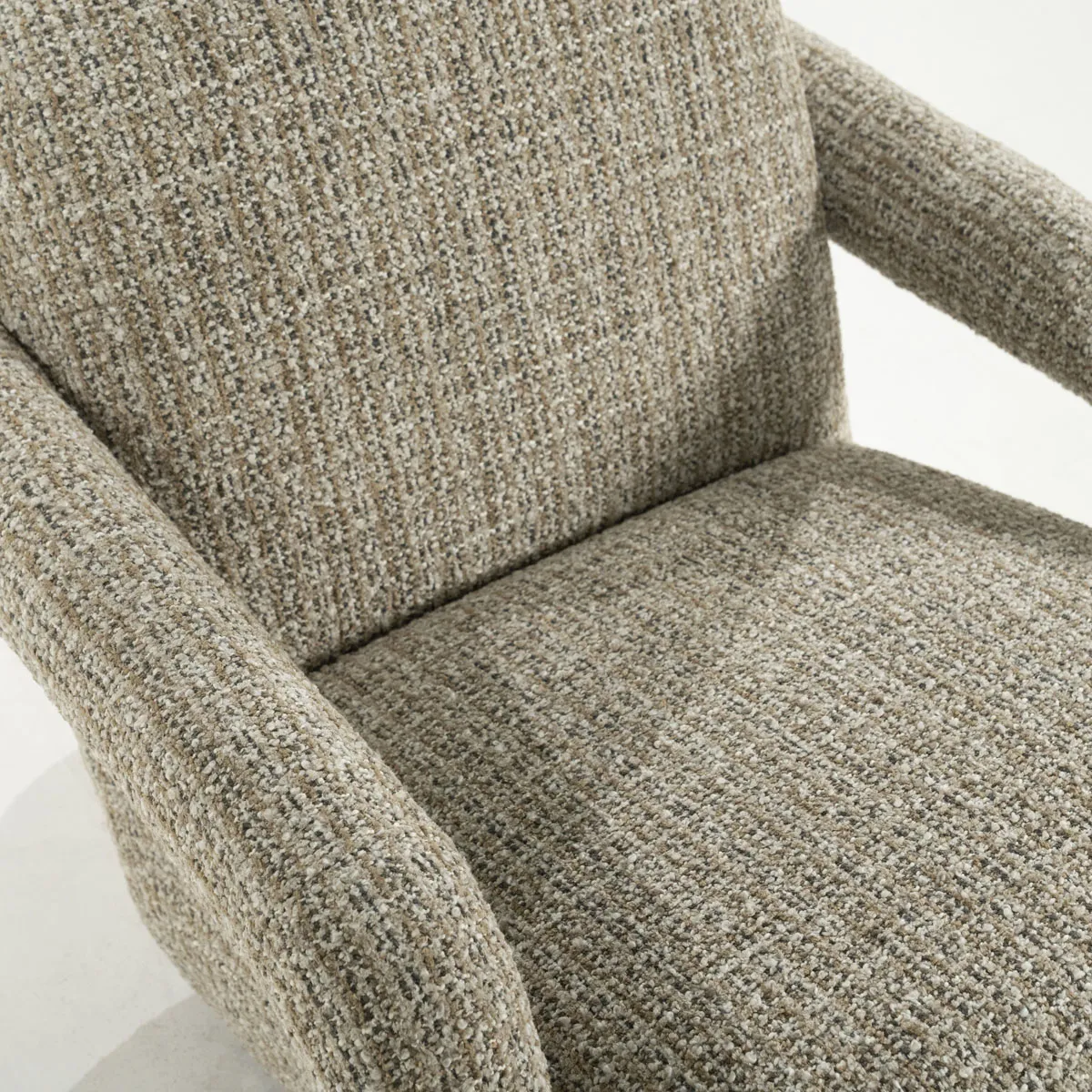 Nahaufnahme des Sessels Monica - Taupe Asti, mit Fokus auf die Textur des taupefarbenen Stoffes - Eleonora