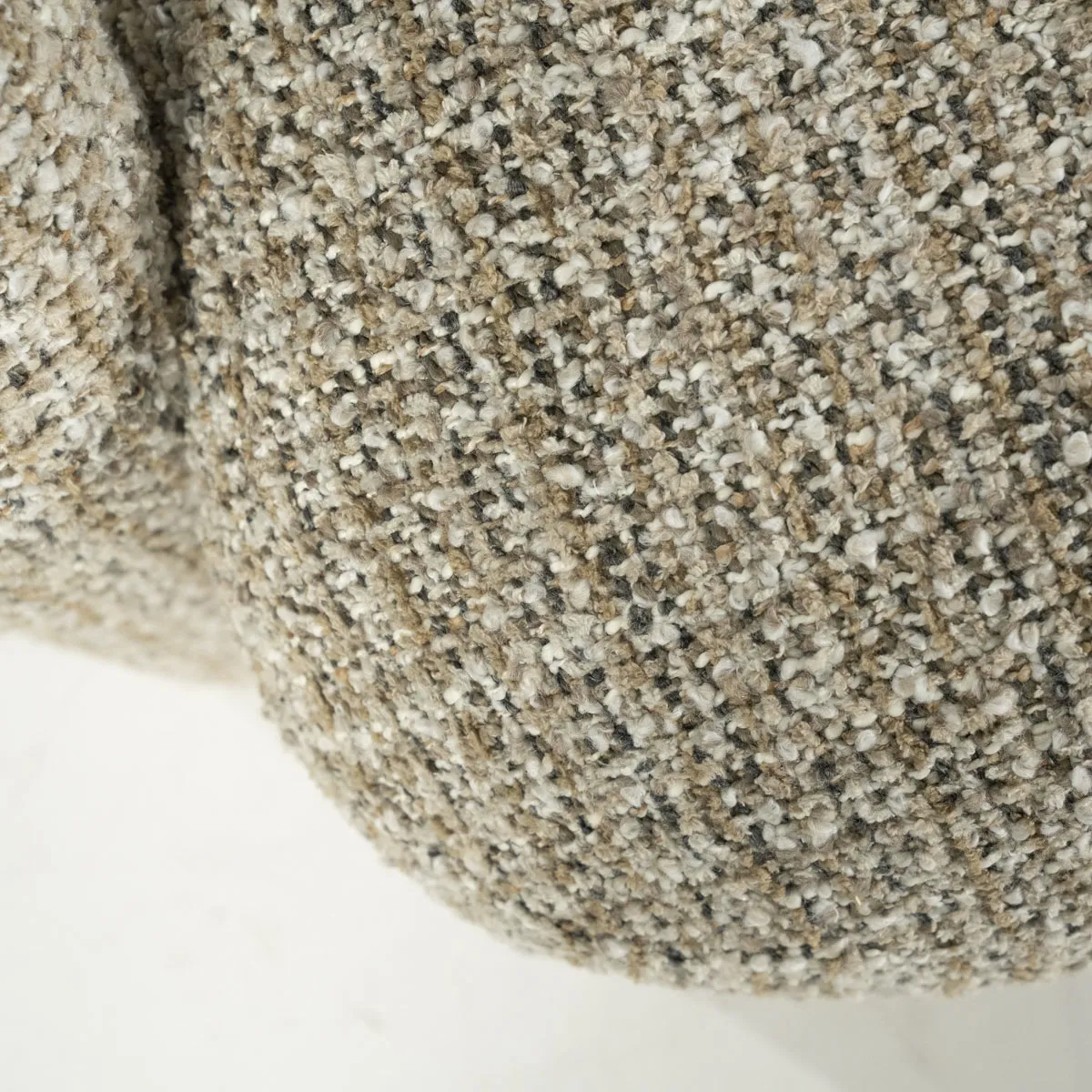 Detailaufnahme des Sessels Monica - Taupe Asti, mit einem Close-up des Bouclé-Stoffs - Eleonora