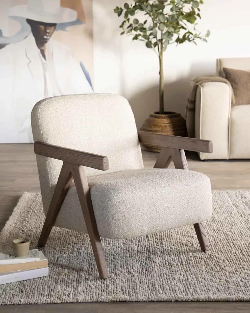 Sessel Francis - beige Flou in einem Wohnzimmer mit einem Gemälde und einer Pflanze im Hintergrund - Eleonora