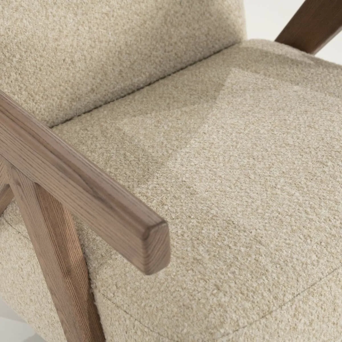 Detailansicht des Sessels Francis - beige Flou mit dem beigen Bouclé-Stoff und der Holzarmlehne - Eleonora