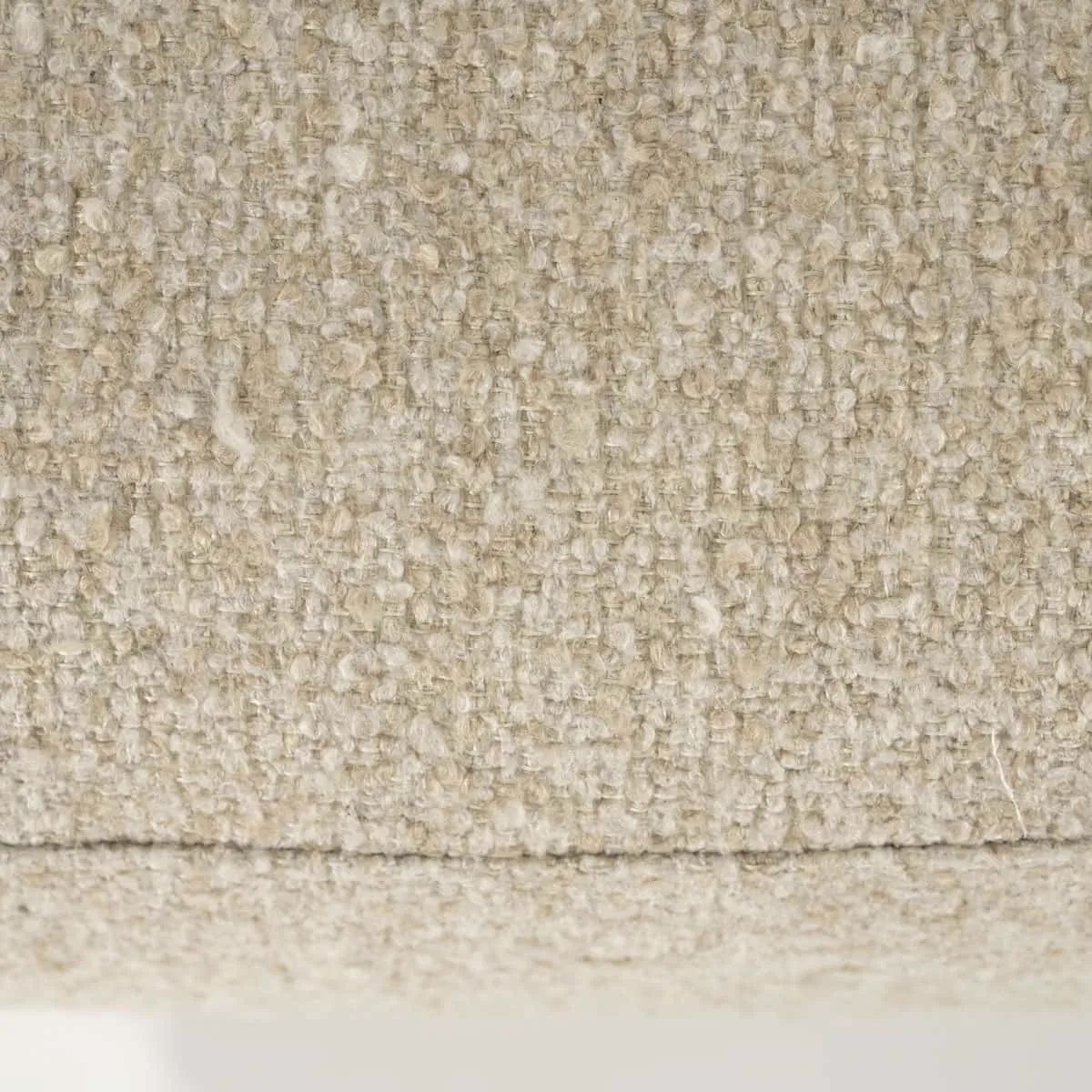 Detailaufnahme des beigen Flou-Stoffes des Sessels Francis, mit sichtbarer Textur und einer Naht - Eleonora