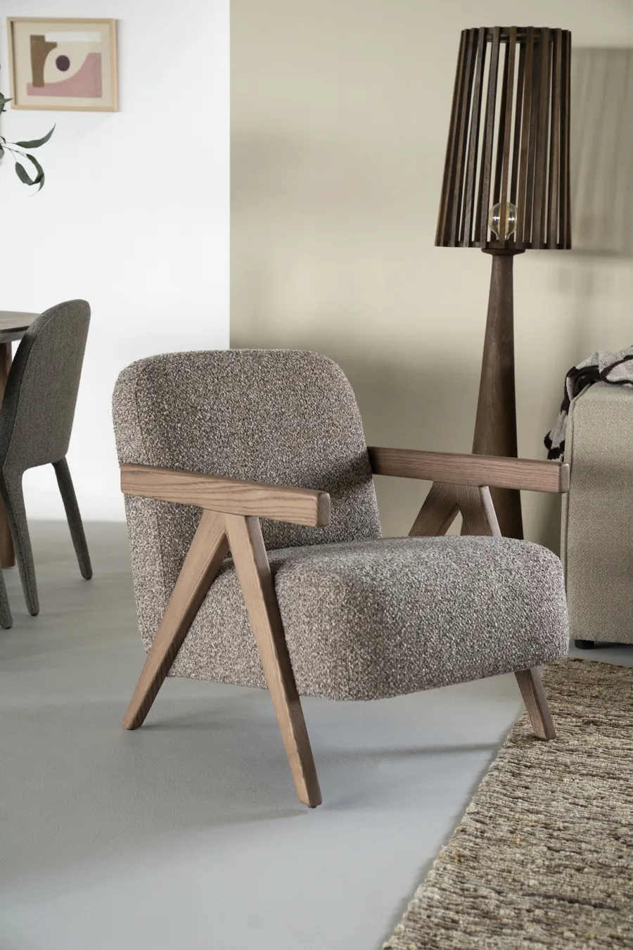 Sessel Francis - taupe Flou in einem modernen Wohnzimmer mit einer hölzernen Stehlampe und einem abstrakten Gemälde - Eleonora