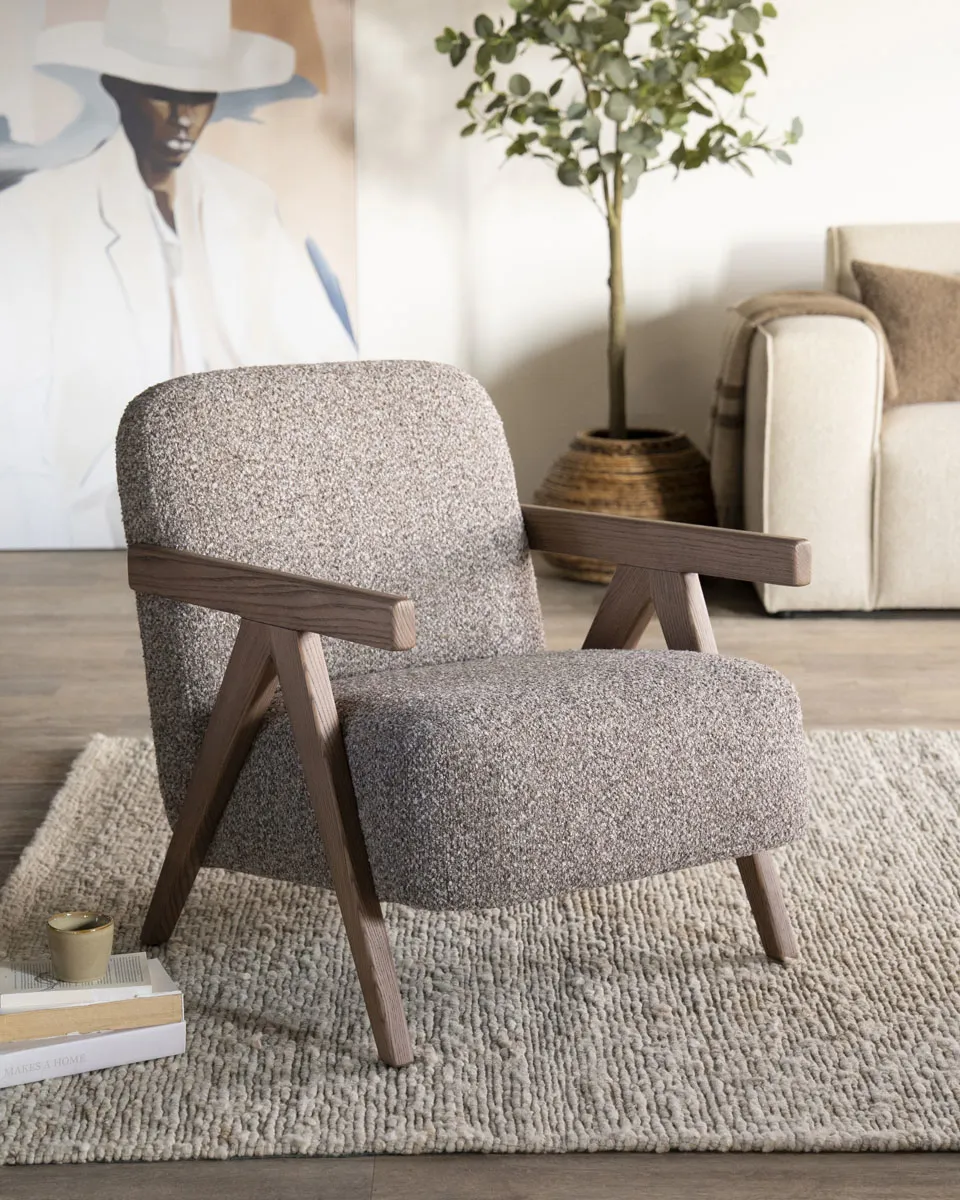 Sessel Francis in Taupe-Flou-Stoff mit Holzarmlehnen und -beinen, auf einem hellen Teppich stehend - Eleonora