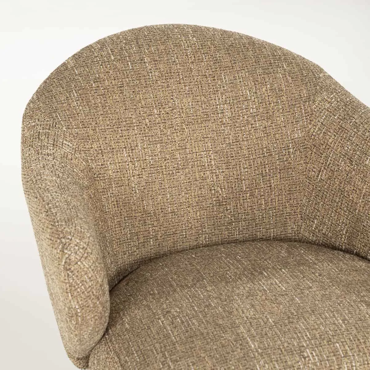 Nahaufnahme des Sessels Connor - Senfgelb Donna, mit der Textur des senfgelben Stoffes - Eleonora