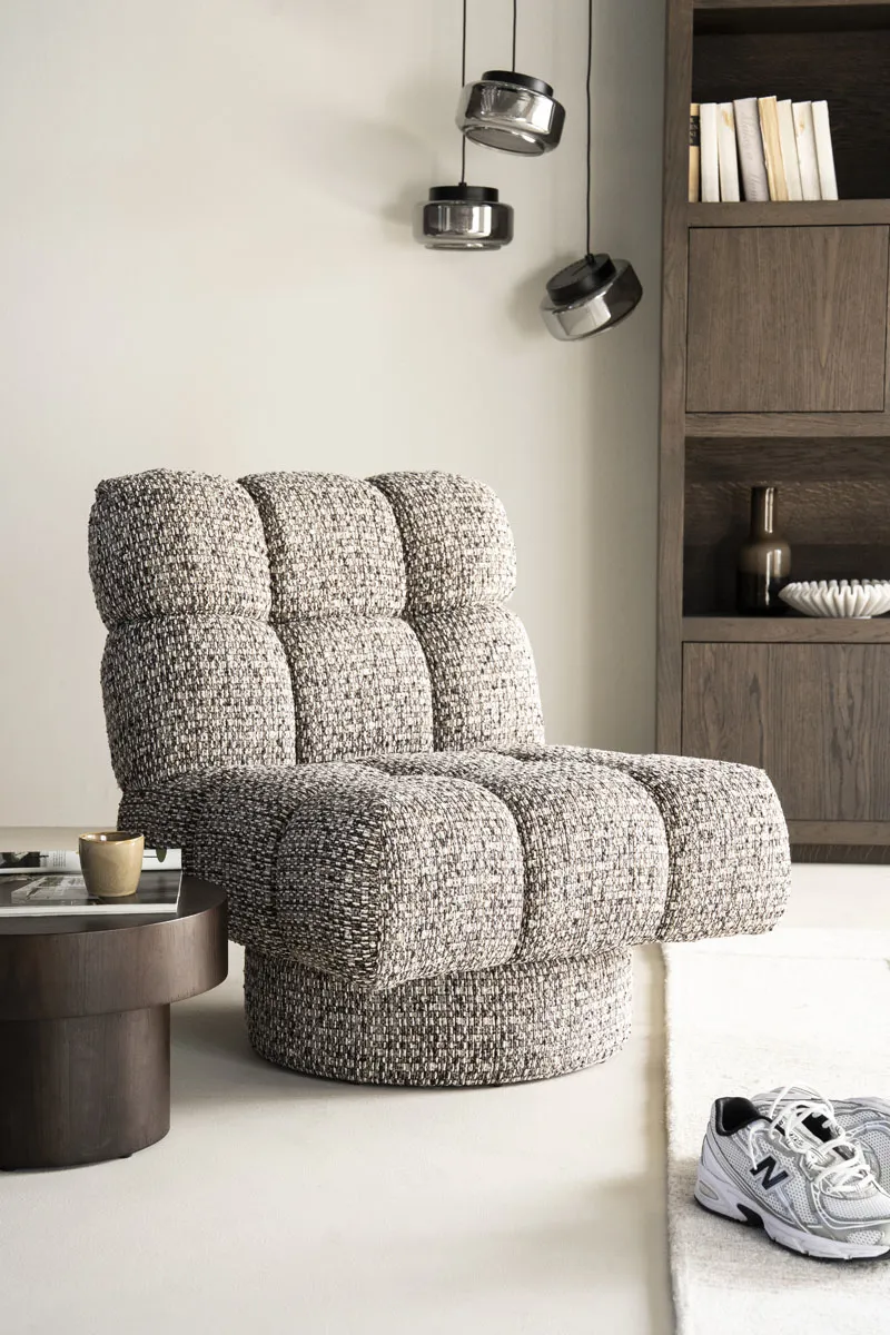 Sessel Fenna - beige Vive in einem modernen Wohnzimmer mit dunklem Holzregal und Beistelltisch - Eleonora