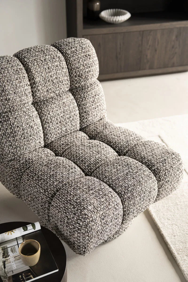 Nahaufnahme von Sessel Fenna - beige Vive mit seinen getufteten Kissen und melierten Stoff in einem Wohnambiente - Eleonora