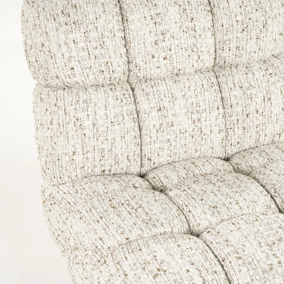 Detail des Sessel Fenna - beige Vive, zeigt den getufteten, hellbeigen Stoff mit braunen Sprenkeln auf weißem Hintergrund - Eleonora
