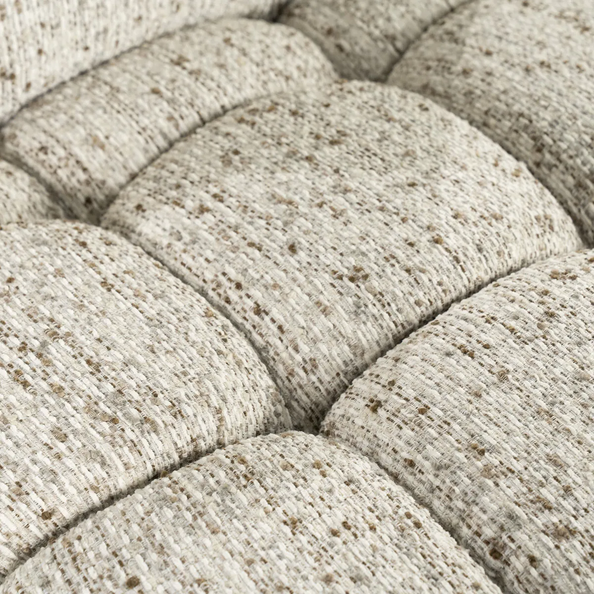 Detail des beige Vive Stoffes vom Sessel Fenna mit gesteppten Abschnitten und Nähten - Eleonora