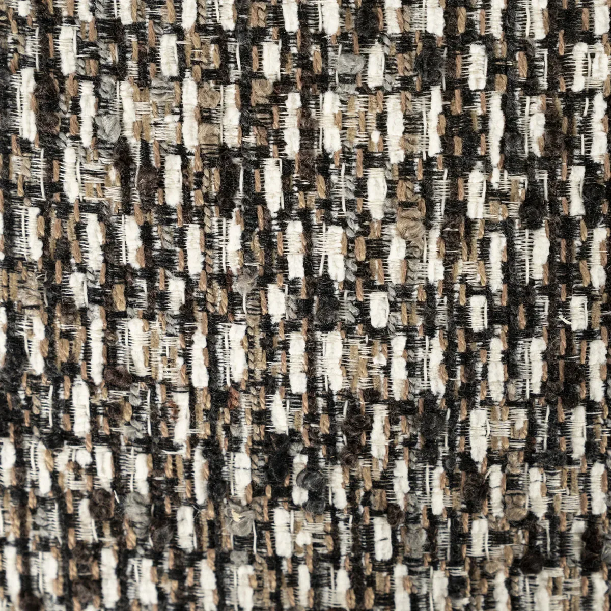 Nahaufnahme des Sessel Fenna - Taupe Vive Stoffes mit einem detaillierten Webmuster in Taupe, Schwarz und Weiß - Eleonora
