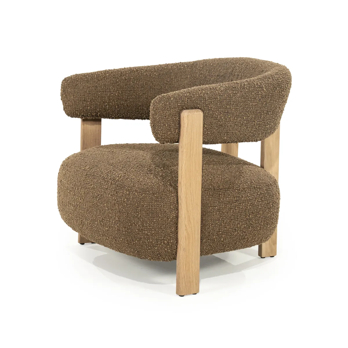 Sessel Lola - braun Hush auf weißem Hintergrund, mit leicht geschwungener Rückenlehne und Holzbeinen - Eleonora