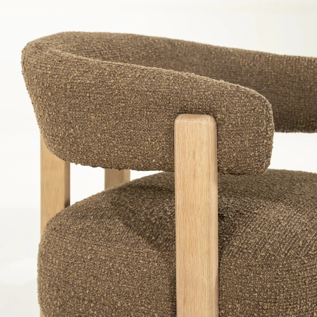 Detail des Sessels Lola - braun Hush mit Fokus auf den braunen Bouclé-Stoff und Holzbeine - Eleonora