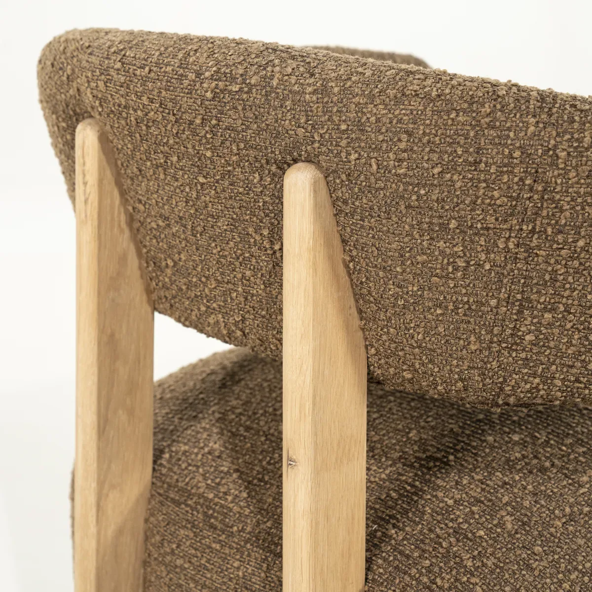 Detail des Sessels Lola - braun Hush, mit dem braunen Bouclé-Stoff und Holzbeinen - Eleonora