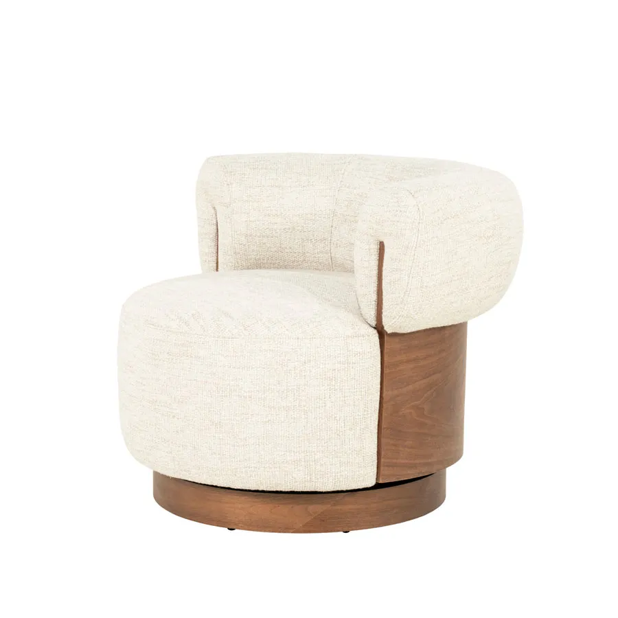 Der Sessel Nila braun - beige Vanu mit beigem Bezug und braunem Holzsockel vor weißem Hintergrund - Eleonora