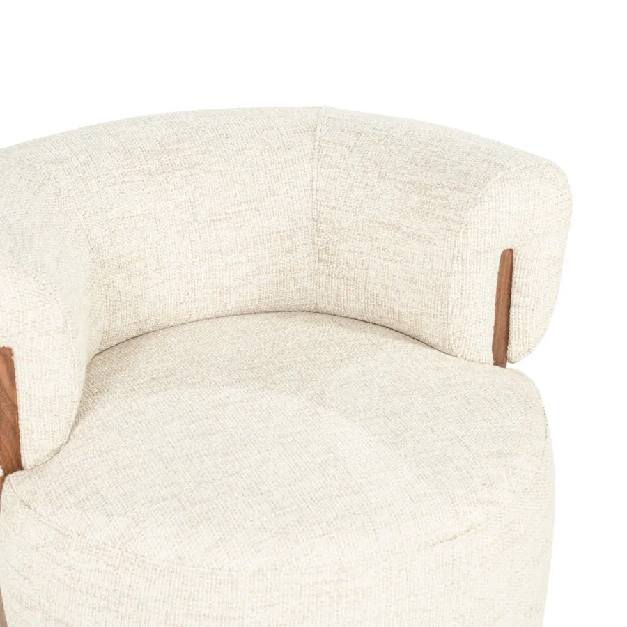 Detailaufnahme des Sessel Nila braun - beige Vanu, mit der geschwungenen Rückenlehne, beigem Stoff und Holzdetails - Eleonora