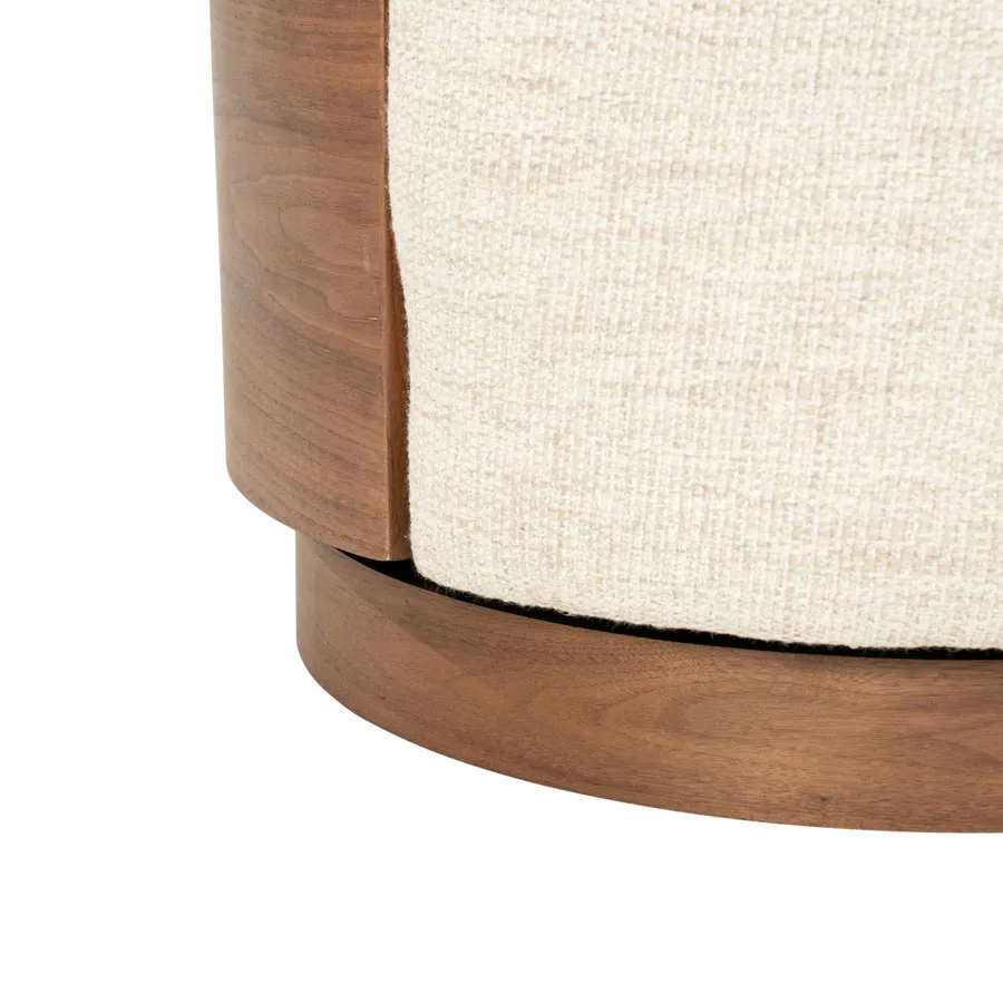 Nahaufnahme des beigen Stoffes und der gebogenen braunen Holzbasis des Sessel Nila braun - beige Vanu - Eleonora