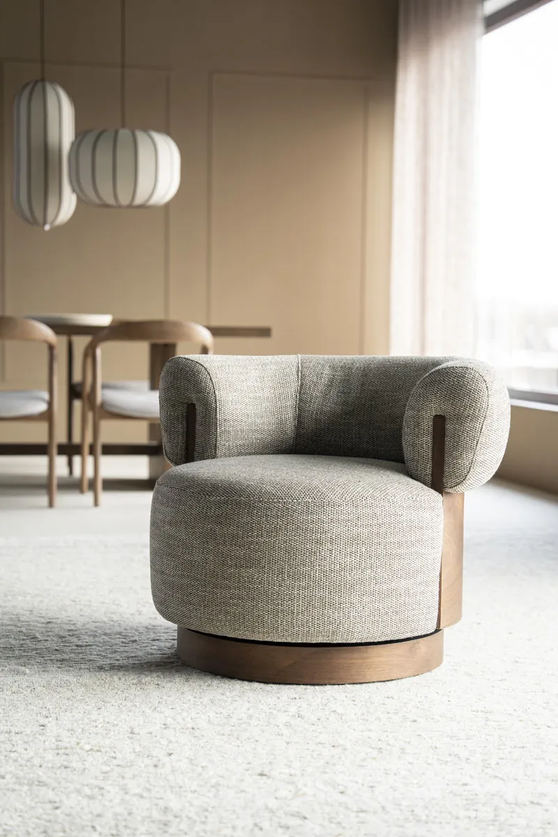 Sessel Nila braun - taupe Vanu in einem modernen, stimmungsvollen Wohnzimmer mit Holzmöbeln und Hängelampen - Eleonora