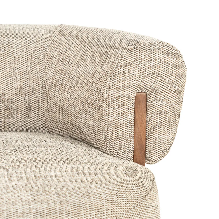 Nahaufnahme des Sessels Nila braun - taupe Vanu, mit Fokus auf den braunen Stoff und ein Holzdetail - Eleonora