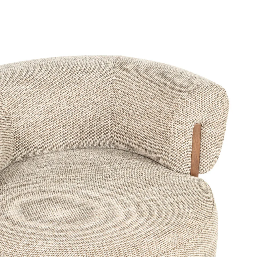 Detailaufnahme des Sessels Nila braun - taupe Vanu, mit Fokus auf die Stofftextur und die Holzarmlehne - Eleonora