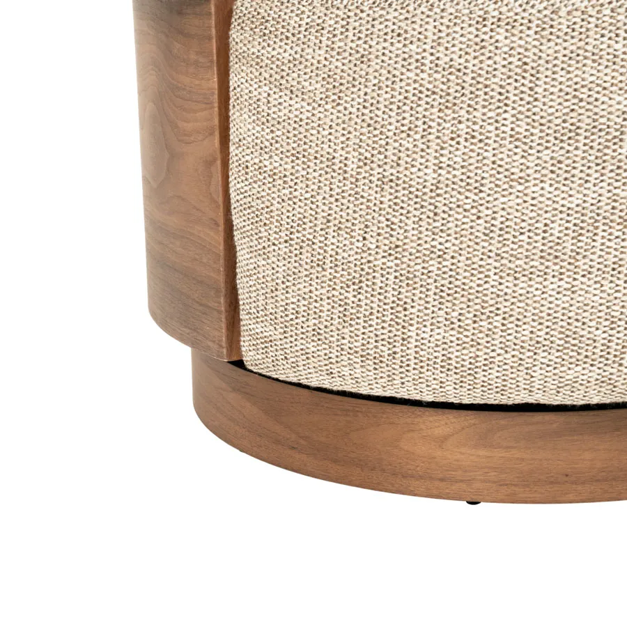 Detailaufnahme der Unterseite des Sessels Nila braun - taupe Vanu, mit Holzsockel und Stoffbezug - Eleonora