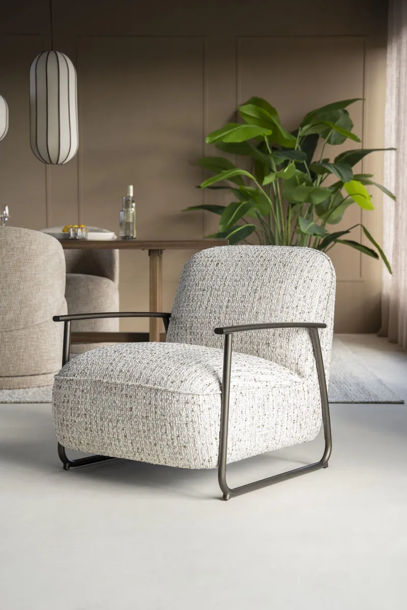 Sessel Norel - beige Vive in einem modernen Wohnzimmer mit Pflanze und Esstisch im Hintergrund - Eleonora