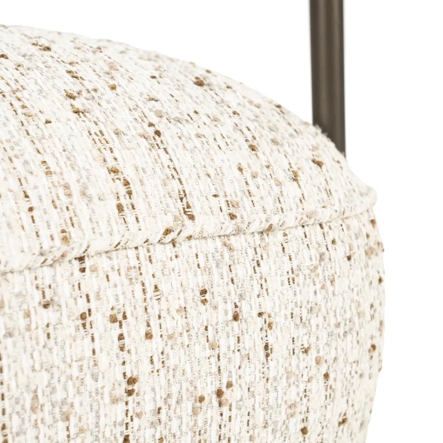 Nahaufnahme des Sessels Norel - beige Vive, mit Fokus auf die Textur des beigen Stoffes - Eleonora