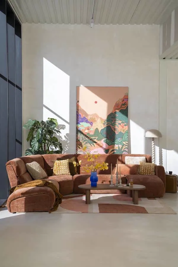 Kissen Mosa beige auf einem braunen modularen Sofa in einem hellen Wohnzimmer mit Kunst - By-Boo