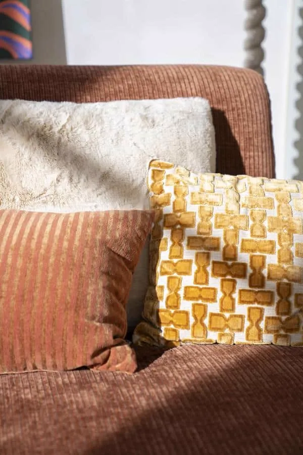 Detailaufnahme von Kissen Mosa beige auf einem Sofa mit anderen Kissen, mit Sonnenlicht - By-Boo