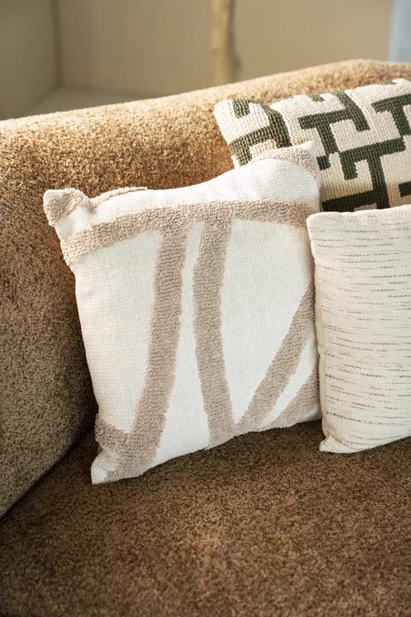 Drei Kissen auf einem braunen Sofa, mit Kissen Majani Taupe in der Mitte - By-Boo