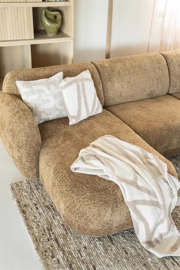 Kissen Majani Taupe und ein weißes Kissen auf einem braunen Sofa in einem Wohnzimmer - By-Boo