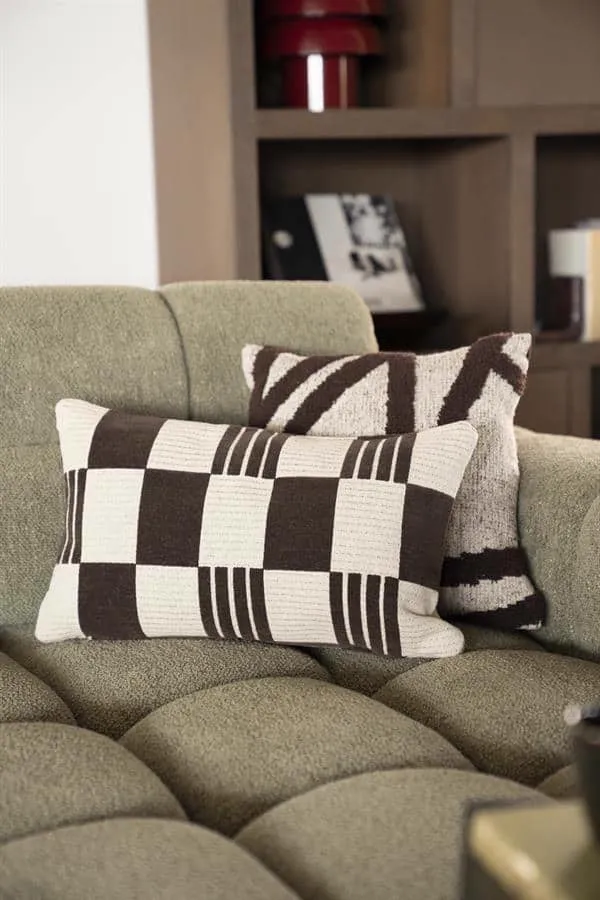 Kissen Twist 35x55 cm - braun mit Karomuster auf einem grünen Sofa im Wohnzimmer - By-Boo