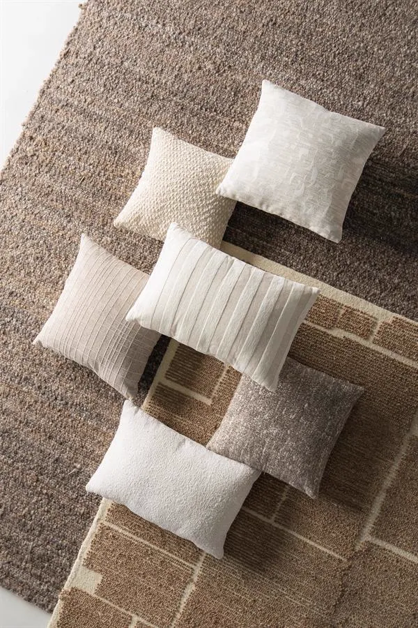 Draufsicht auf mehrere Kissen, darunter Kissen Bayo 45x45 cm - Taupe, auf zwei Teppichen - By-Boo