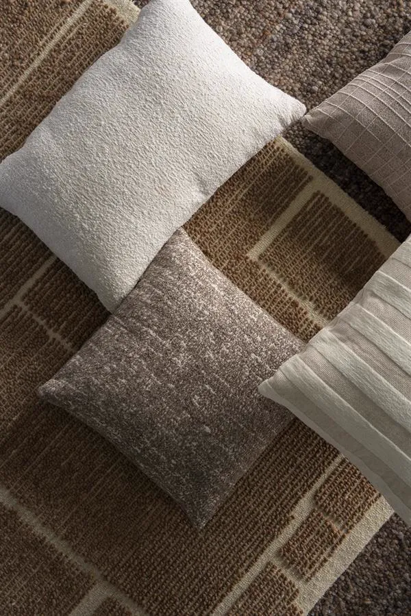 Nahaufnahme von Kissen Bayo 45x45 cm - Taupe auf einem braunen Teppich mit Mustern, zusammen mit anderen Kissen - By-Boo