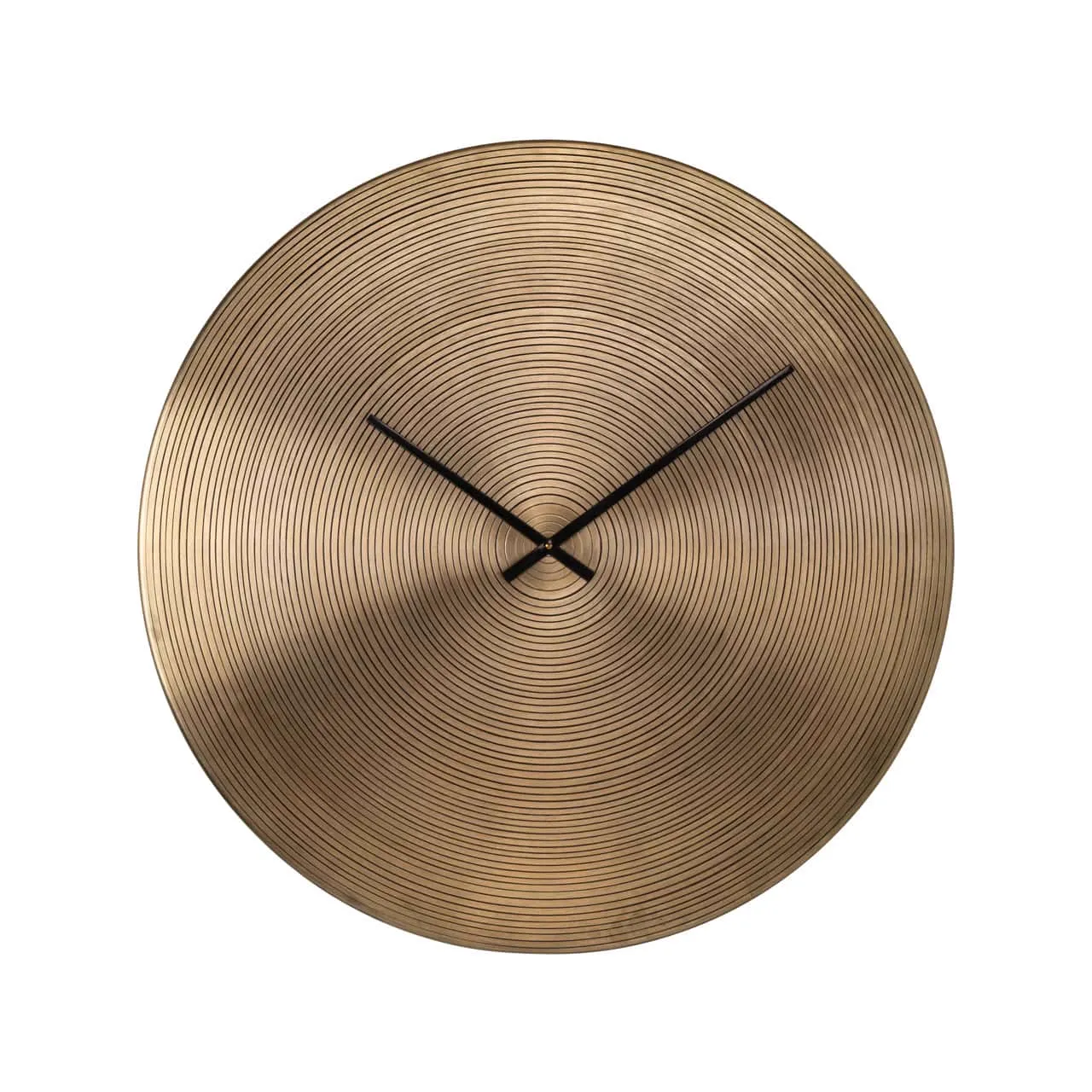 Ronde Klok Aden Gold met zwarte wijzers op een witte achtergrond, van dichtbij gefotografeerd - Richmond Interiors