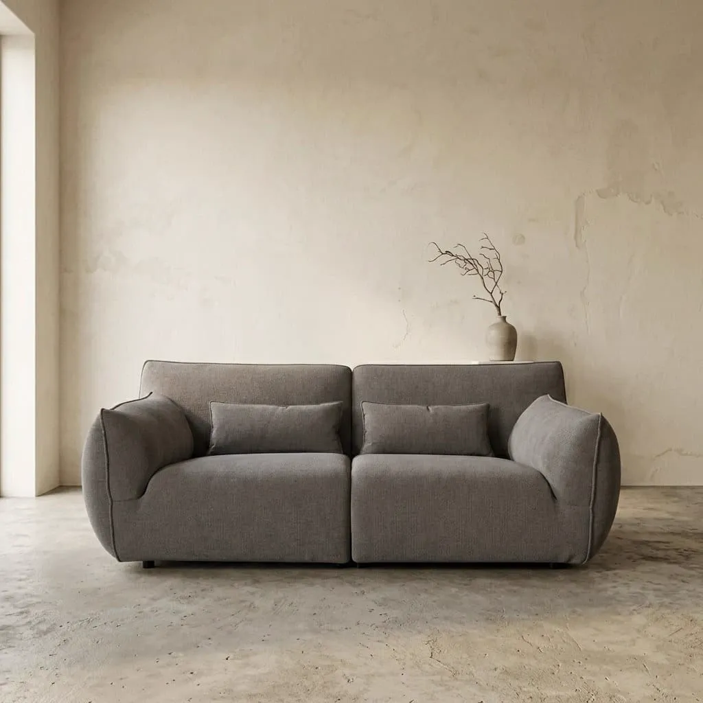 De Aberdeen 3-zitsbank in stof Eden 20 graphite staat in een studio met lichte wanden en een betonnen vloer - Tower Living