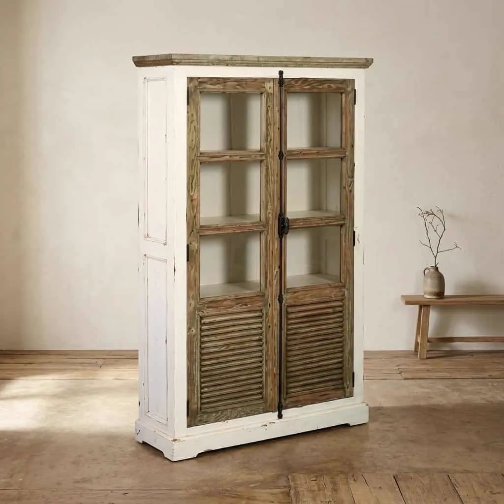Der Amanda Vitrinenschrank 120 cm in einer stimmungsvollen Studio-Umgebung mit Holzboden - Tower Living