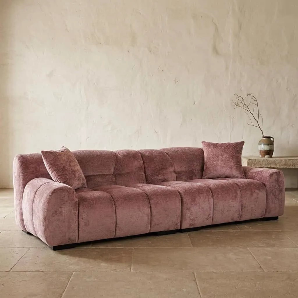 Sofa Charelle rose chenille in ländlicher Umgebung mit hellen Wänden und Steinboden - Richmond Interiors