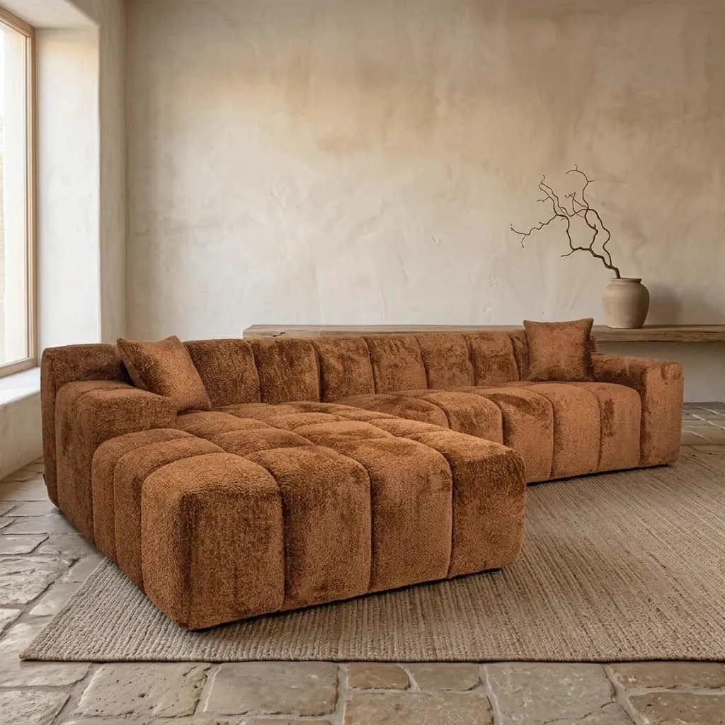 Sofa Cube lovely cinnamon 3-seater + lounge left in einem stimmungsvollen Wohnzimmer mit Fenster und Vase mit Ästen - Richmond Interiors
