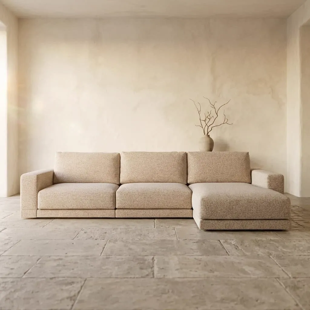 Sofa Trentino cayenne brown 3,5-Sitzer + Lounge in einem hellen Wohnzimmer mit Terrakottaboden und Vase mit Ästen - Richmond Interiors