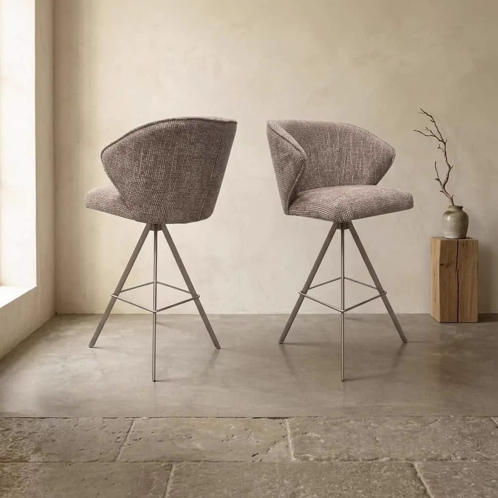 Zwei Barhocker 575 Stühle mit Stoffbezug in einer hellen Studio-Umgebung - Koopmans Meubelen