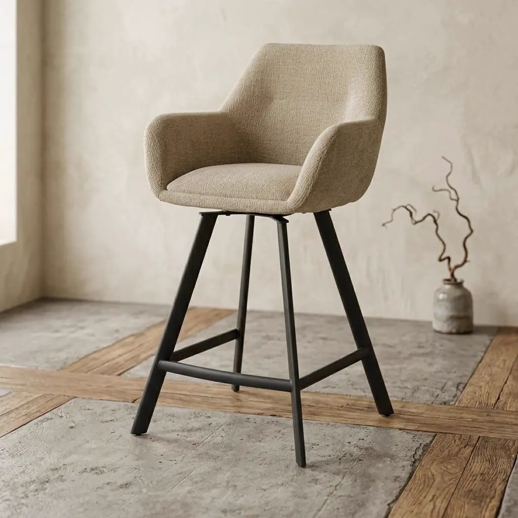 Barhocker Bliss mit Armlehne in Taupe, stehend auf einem Beton- und Holzboden, mit einer Vase und Ästen im Hintergrund - By-Boo
