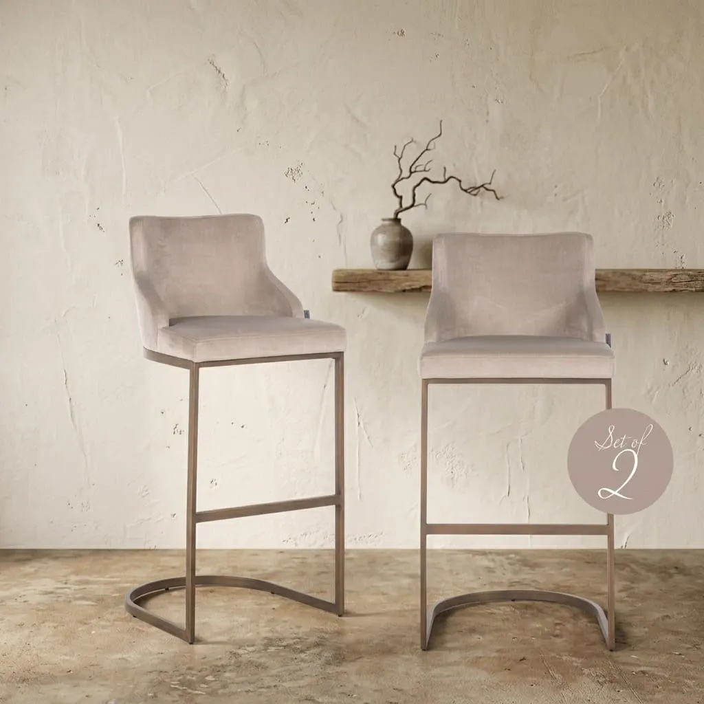 Zwei Barhocker Bolton khaki Samt gebürstetes Gold Fire Retardant in einer hellen, minimalistischen Umgebung - Richmond Interiors