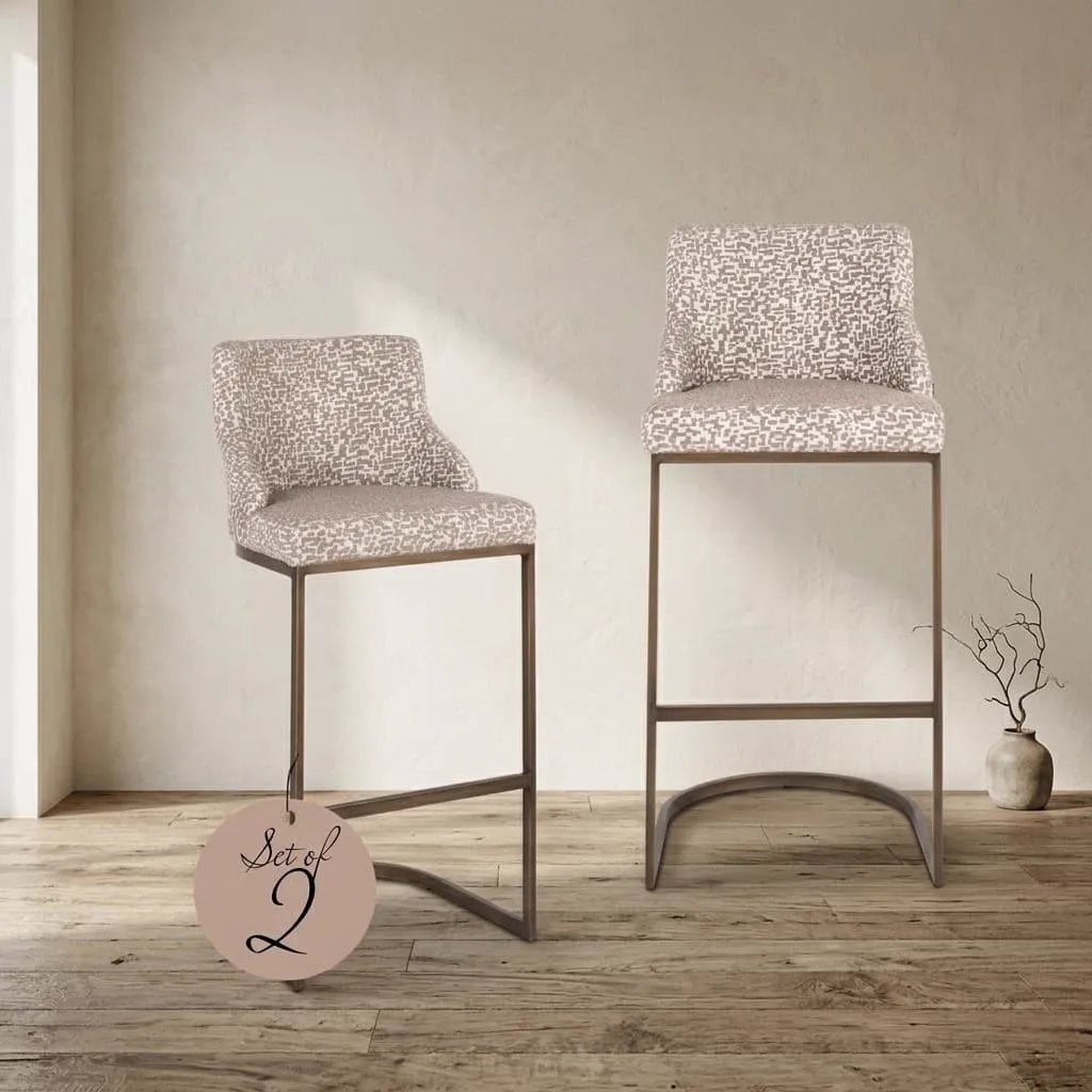 Zwei Barhocker Bolton natural geo (Set of 2) in einer hellen Studio-Umgebung mit Holzboden - Richmond Interiors