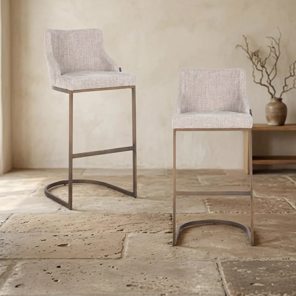 Zwei Barhocker Bolton natural renegade in einem hellen Raum mit Steinfußboden und Vase - Richmond Interiors